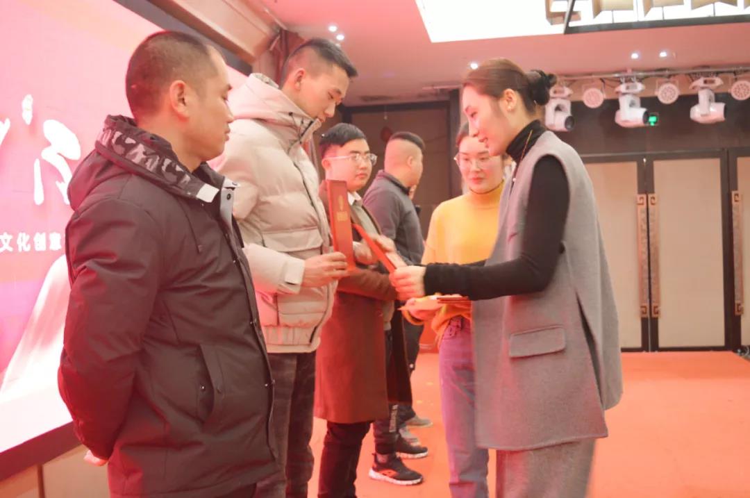 丁總為優(yōu)秀班組員工頒獎 