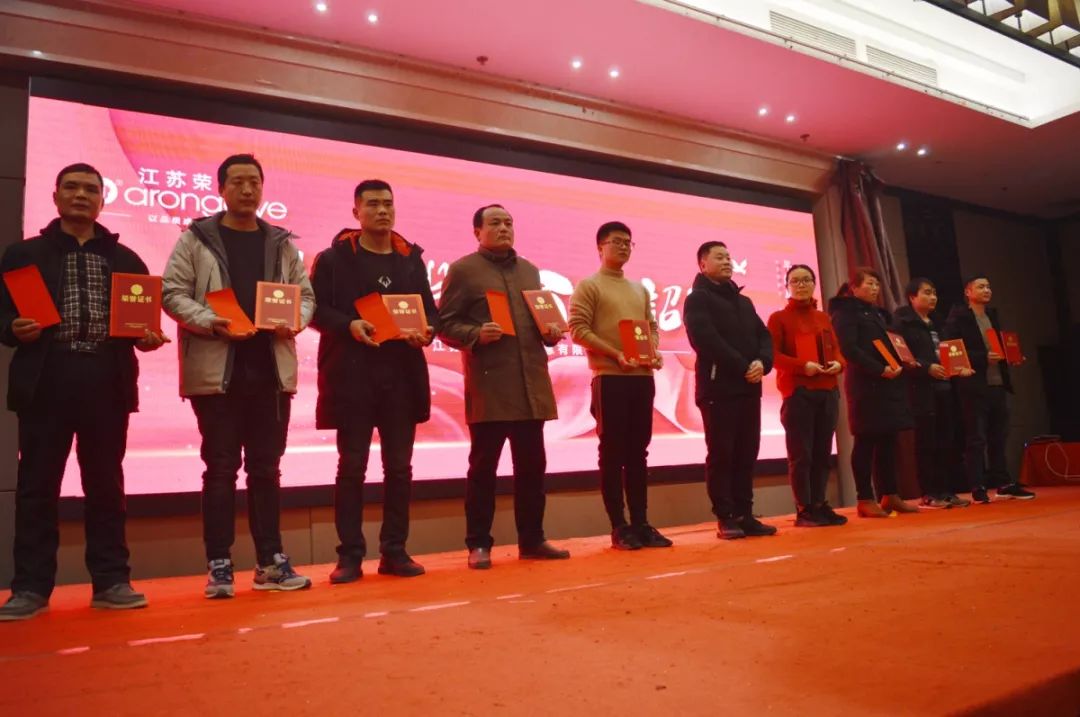 沈主任與優(yōu)秀員工合影