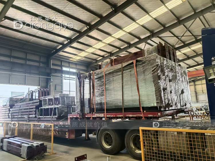 山東智能候車(chē)亭第十三批正在裝車(chē)